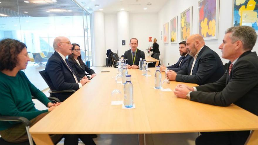 El alcalde Jaime Martínez junto a miembros de Aena.