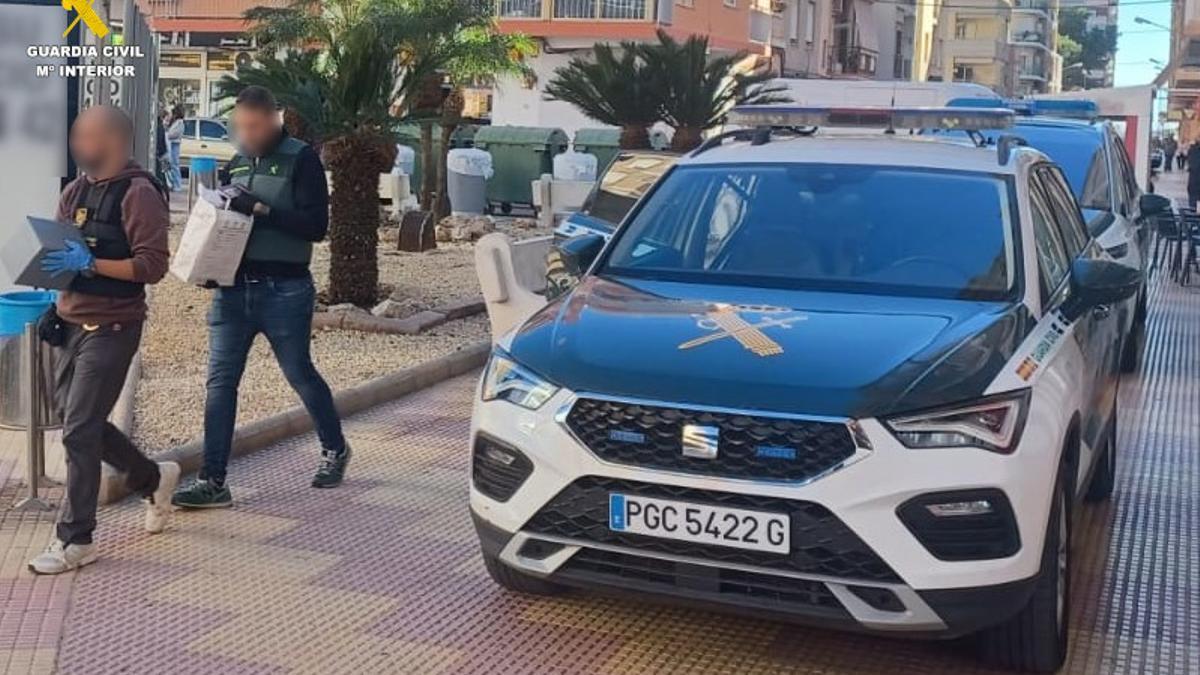 Agentes de la Guardia Civil, durante la operación.