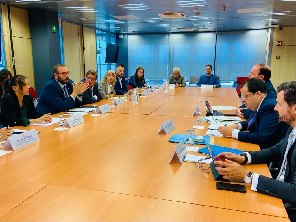 Reunión entre los alcaldes del Arc Metropolità y representantes de la conselleria de Interior de la Generalitat.