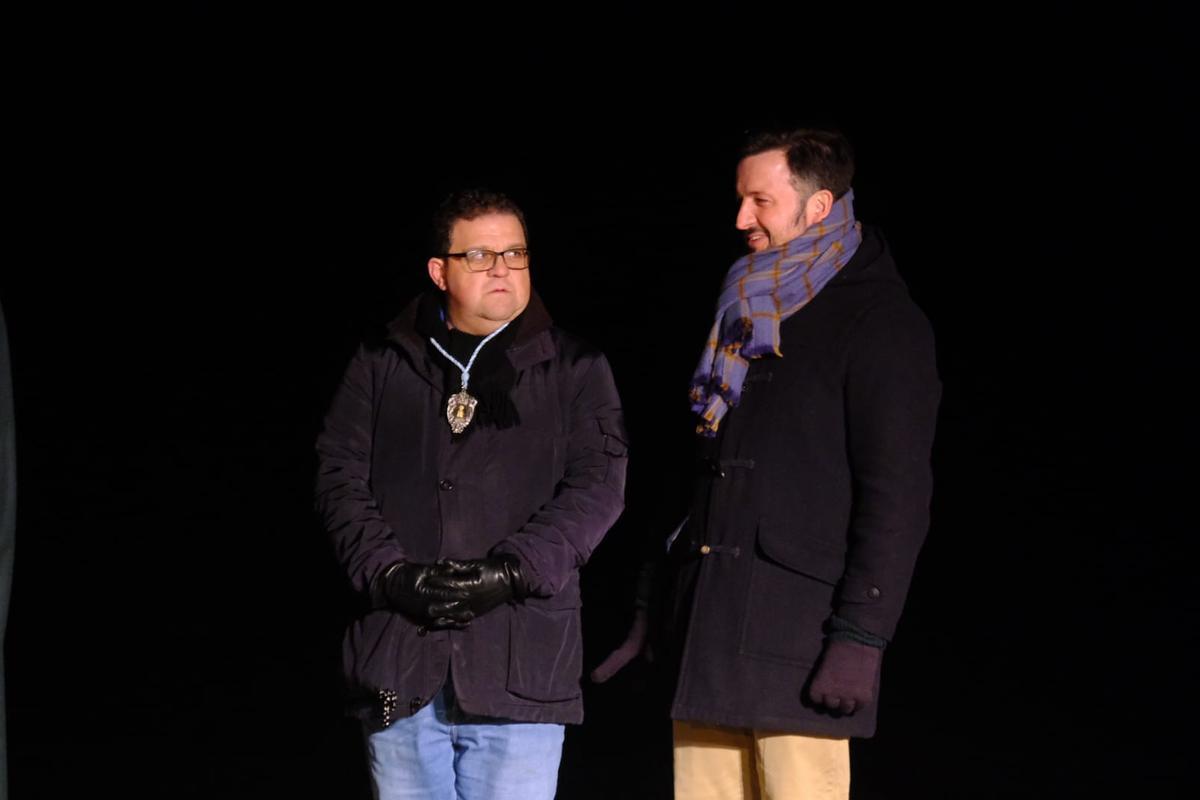 El presidente de la Venida de la Virgen y el alcalde de Elche, esperando el inicio de la representación