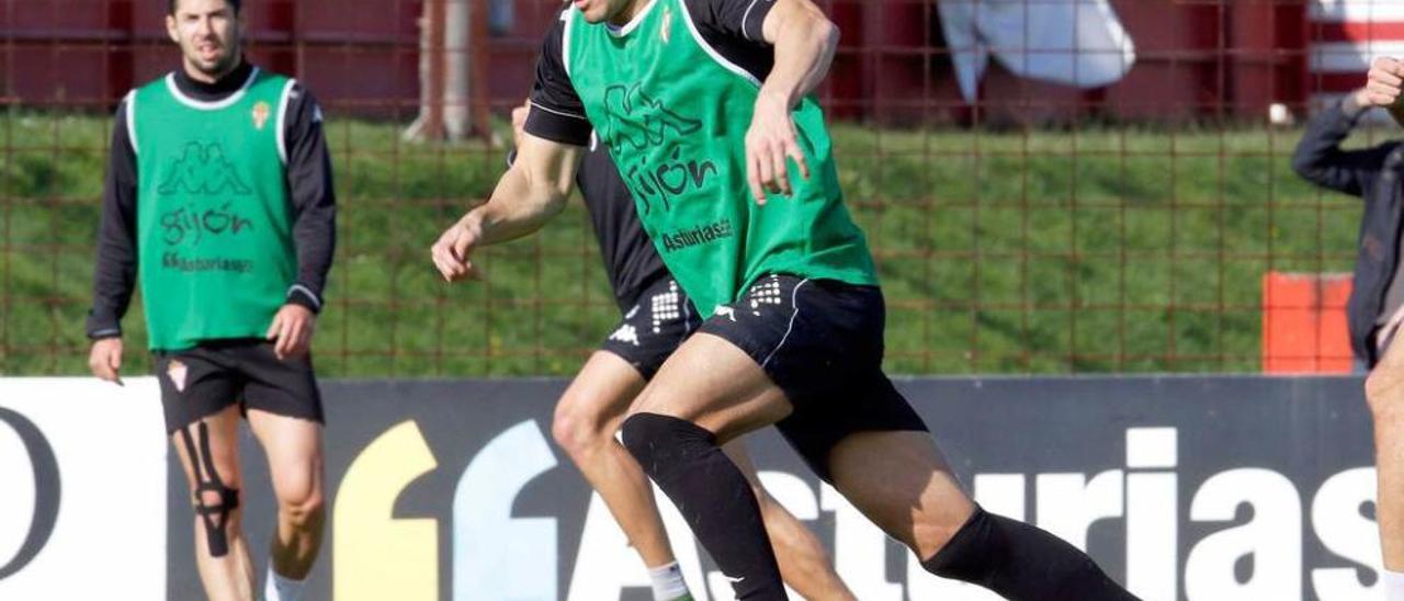 Isma López conduce el balón durante una acción del entrenamiento de ayer en Mareo.