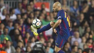 Mascherano controla el balón en el partido contra el Málaga en el Camp Nou.