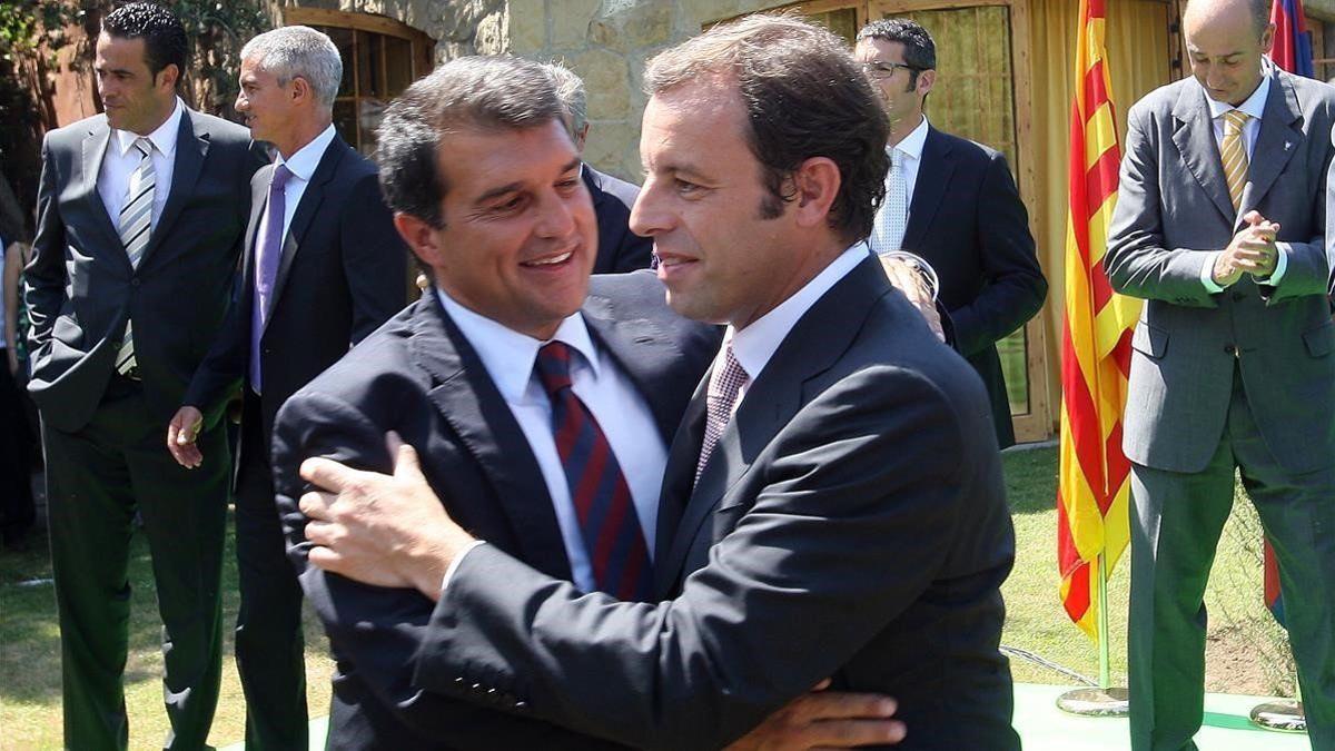 Laporta saluda a Rosell en la toma de posesión de éste como presidente del Barça en el 2010.