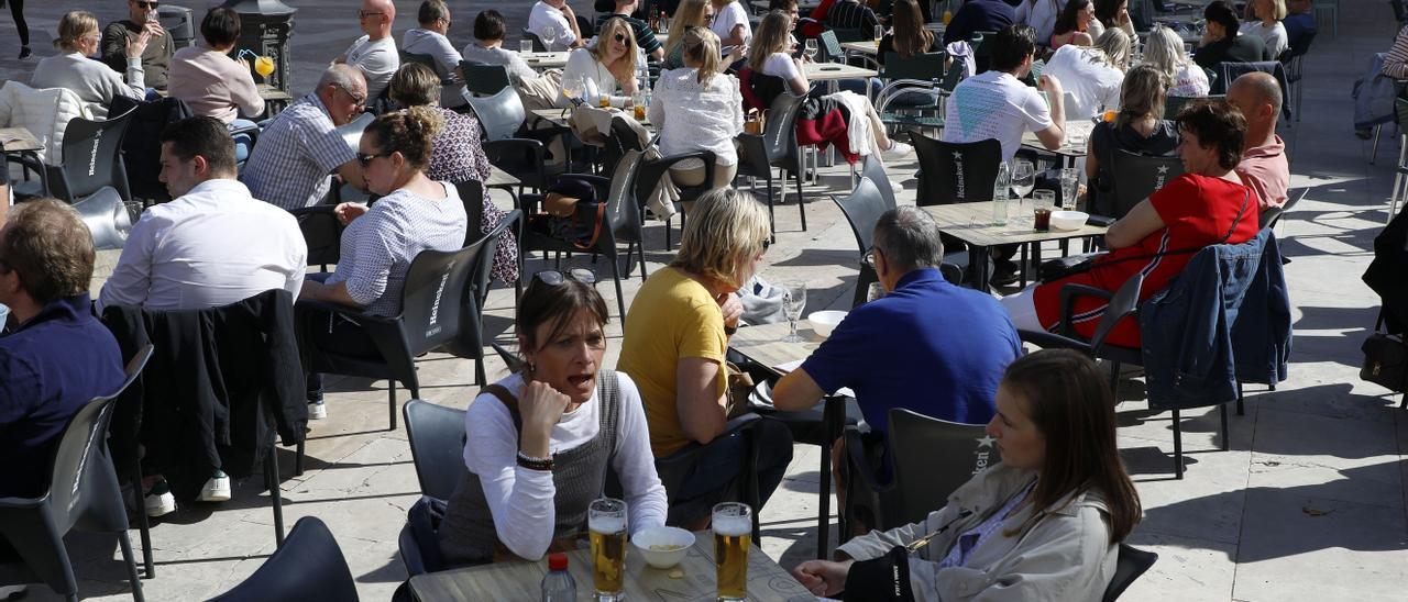 Imatge d’arxiu de diverses terrasses a la plaça de la Mare de Déu