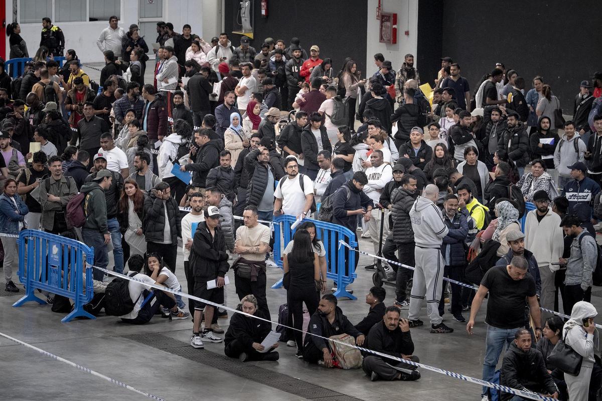 Unas 3000 personas migrantes hacen cola en La Farga de L'Hospitalet para pedir la regularización