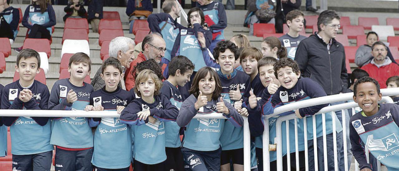 Algunos de los atletas más jóvenes, en la presentación.