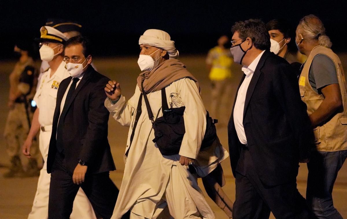 El ministro de Inclusión, José Luis Escrivá y el de Exteriores, José Manuel Albares, recibieron a pie de pista a los evacuados.