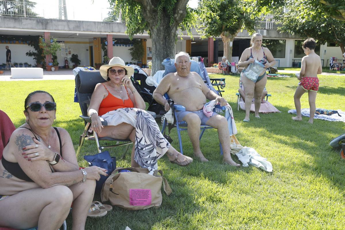 Decenas de cordobeses desafían al calor con el primer chapuzón del año