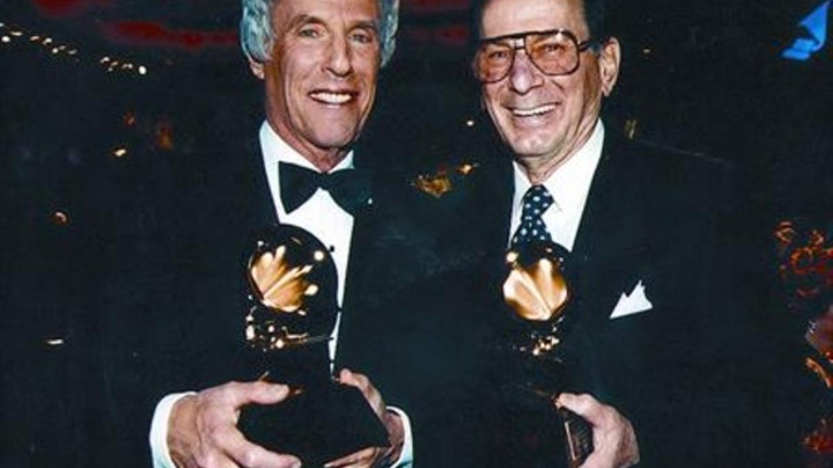 Hal David (derecha), junto al compositor Burt Bacharach, tras recibir un premio Grammy en el 2007.