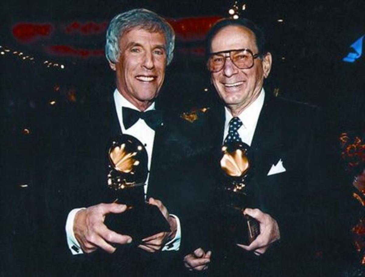 Hal David (derecha), junto al compositor Burt Bacharach, tras recibir un premio Grammy en el 2007. Hal David (derecha), junto al compositor Burt Bacharach, tras recibir un premio Grammy en el 2007.