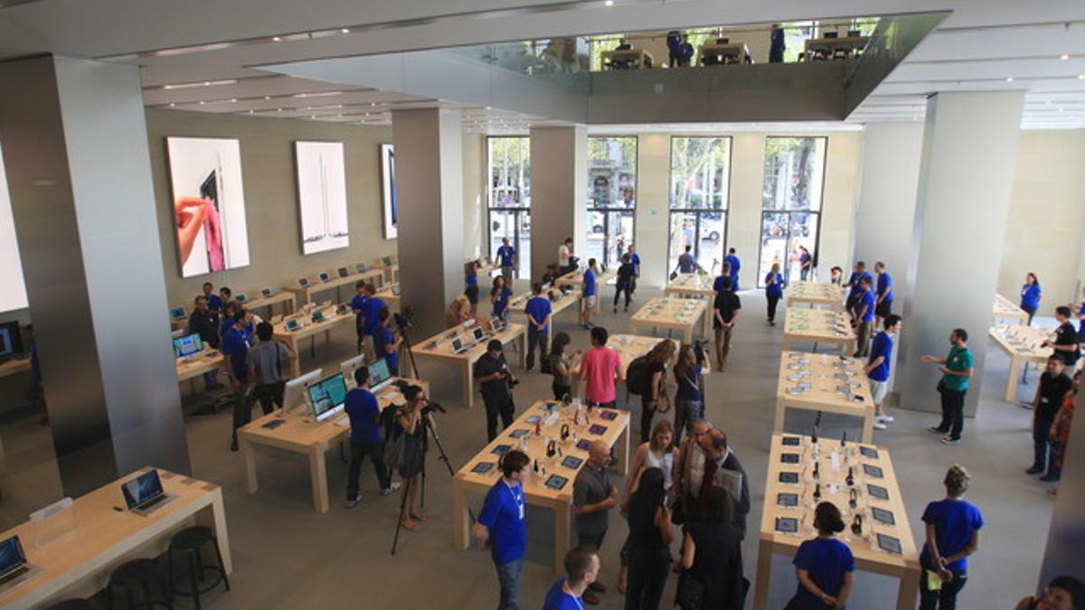 Una imagen del interior de la tienda de Apple de paseo de Gràcia.