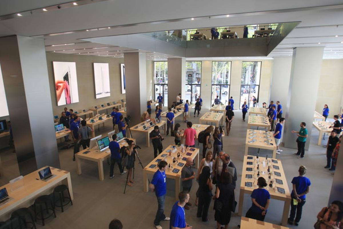 Una imatge de l’interior de la botiga d’Apple del passeig de Gràcia. Una imatge de l’interior de la botiga d’Apple del passeig de Gràcia.