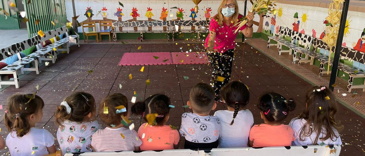 Alumnos de la escuela infantil municipal Don Julio de Elche durante uno de los juegos por la conmemoración del 20 aniversario del Misteri como Patrimonio de la Humanidad