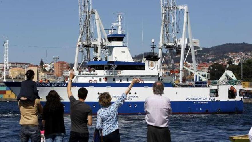 El oceanográfico &#039;Vizconde de Eza&#039;, el pasado sábado, en su partida de Galicia hacia Terranova. / josé lores