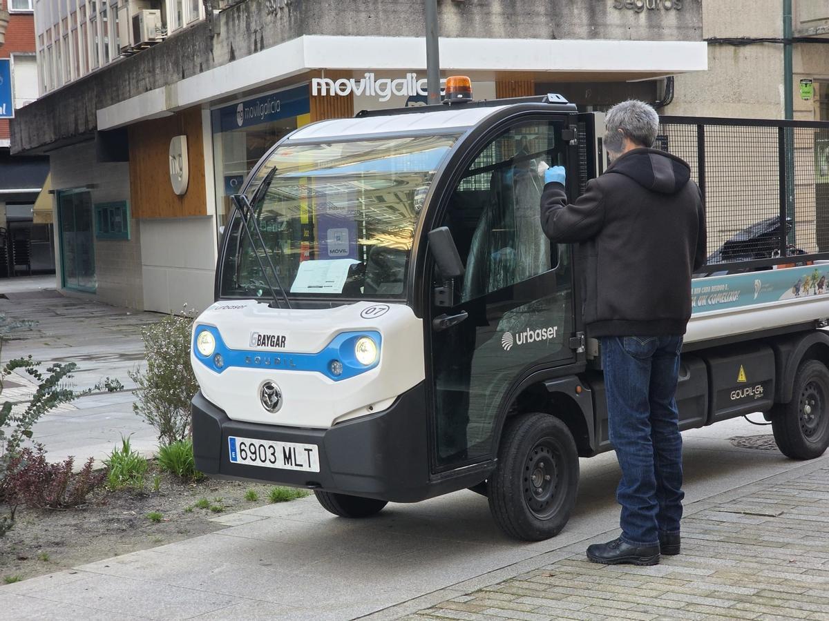 La policía científica tomando huellas en el vehículo.