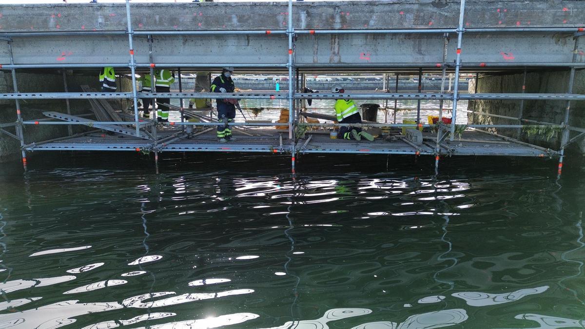 Los operarios de Fonsán bajo el puente de As Goritas, en Cambados.