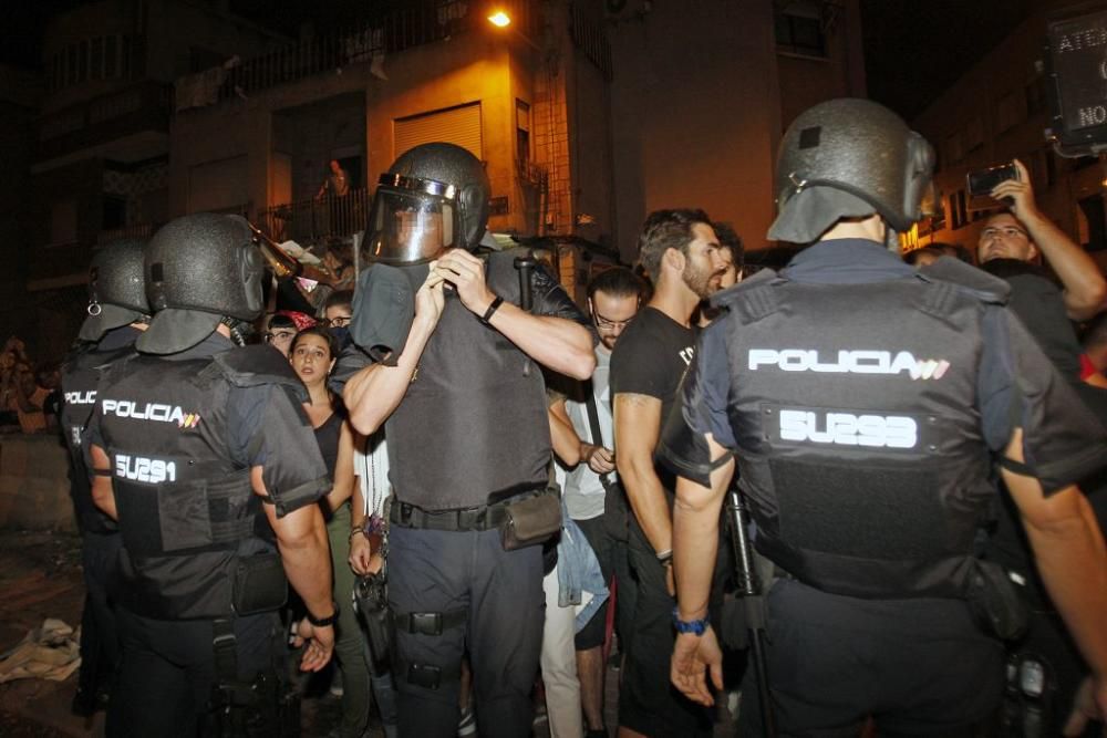 Los manifestantes protestan contra el AVE