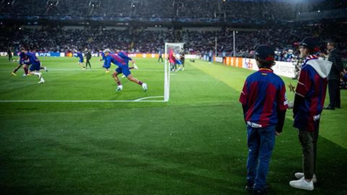 Thomas Trettout y Pedro Gil Chamorro presencian el calentamiento del Barça