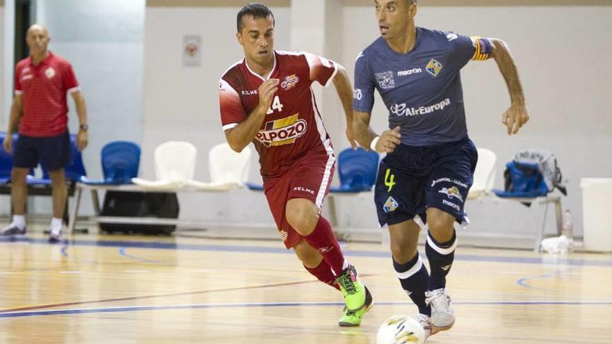 Vadillo (dcha) en una acción del partido ante ElPozo.