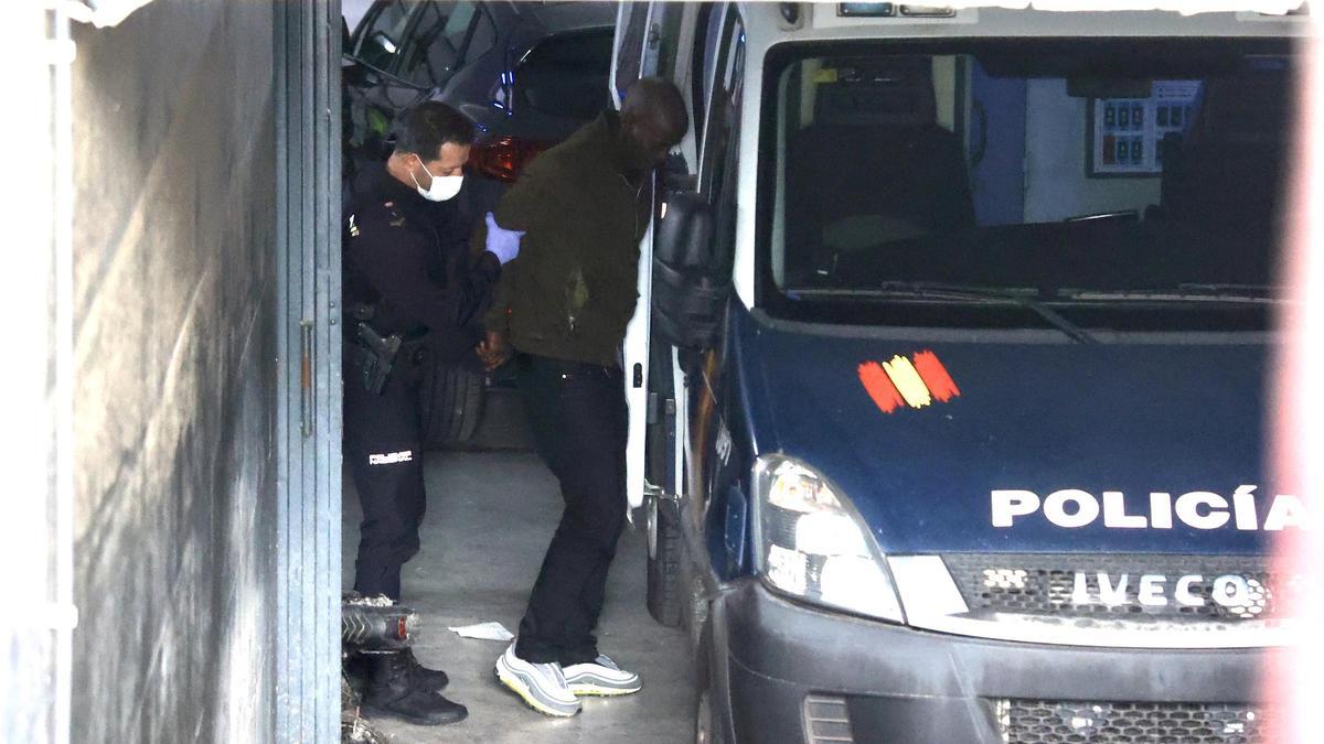 El presunto agresor de una camarera en Murcia es trasladado al juzgado