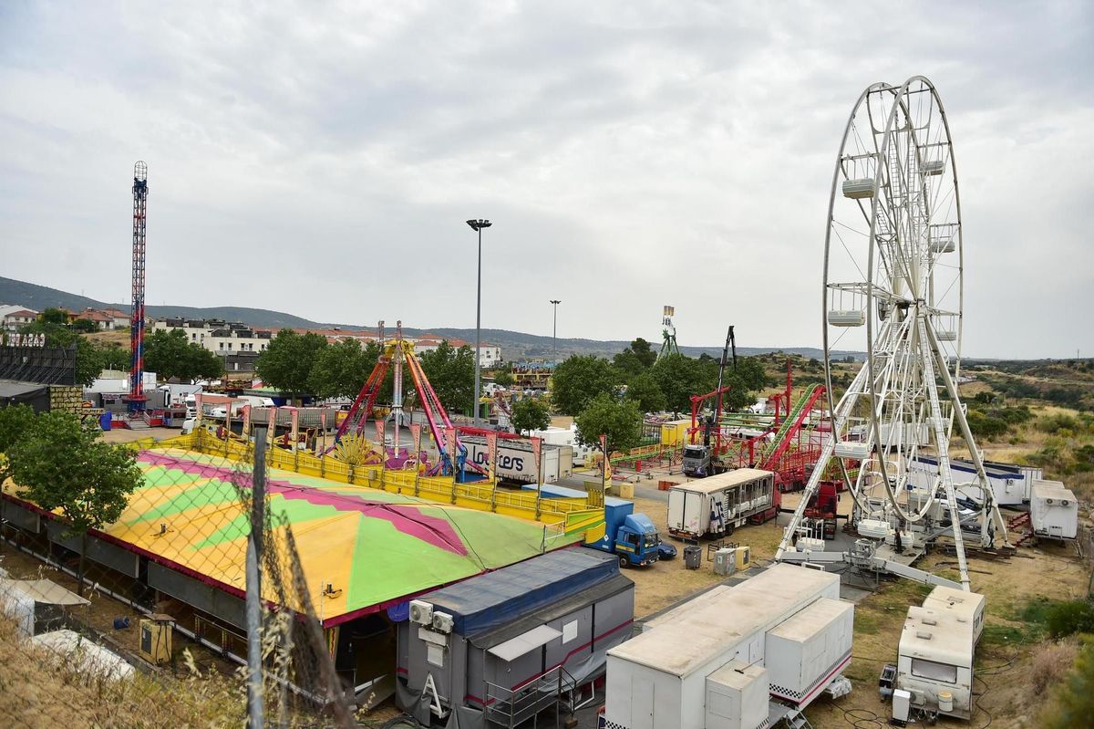 Instalación de atracciones en el ferial de Plasencia.