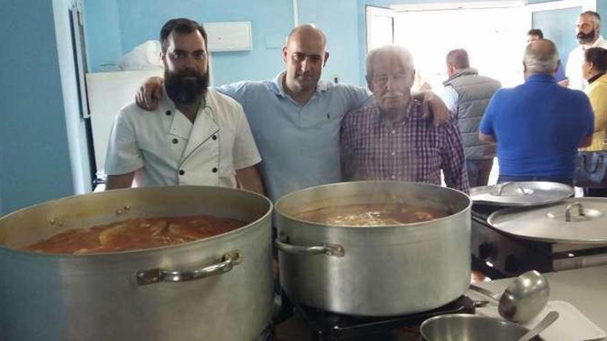 Héctor Arviza, Diego Riesgo y José Luis Menéndez, ante los fogones.