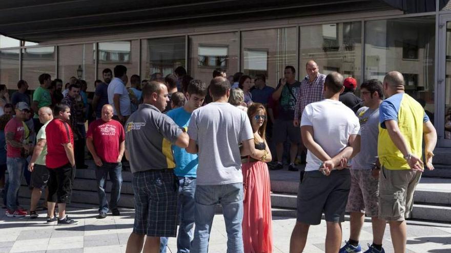 Los aspirantes, ayer, a las puertas de la Casa de Cultura de Laviana.