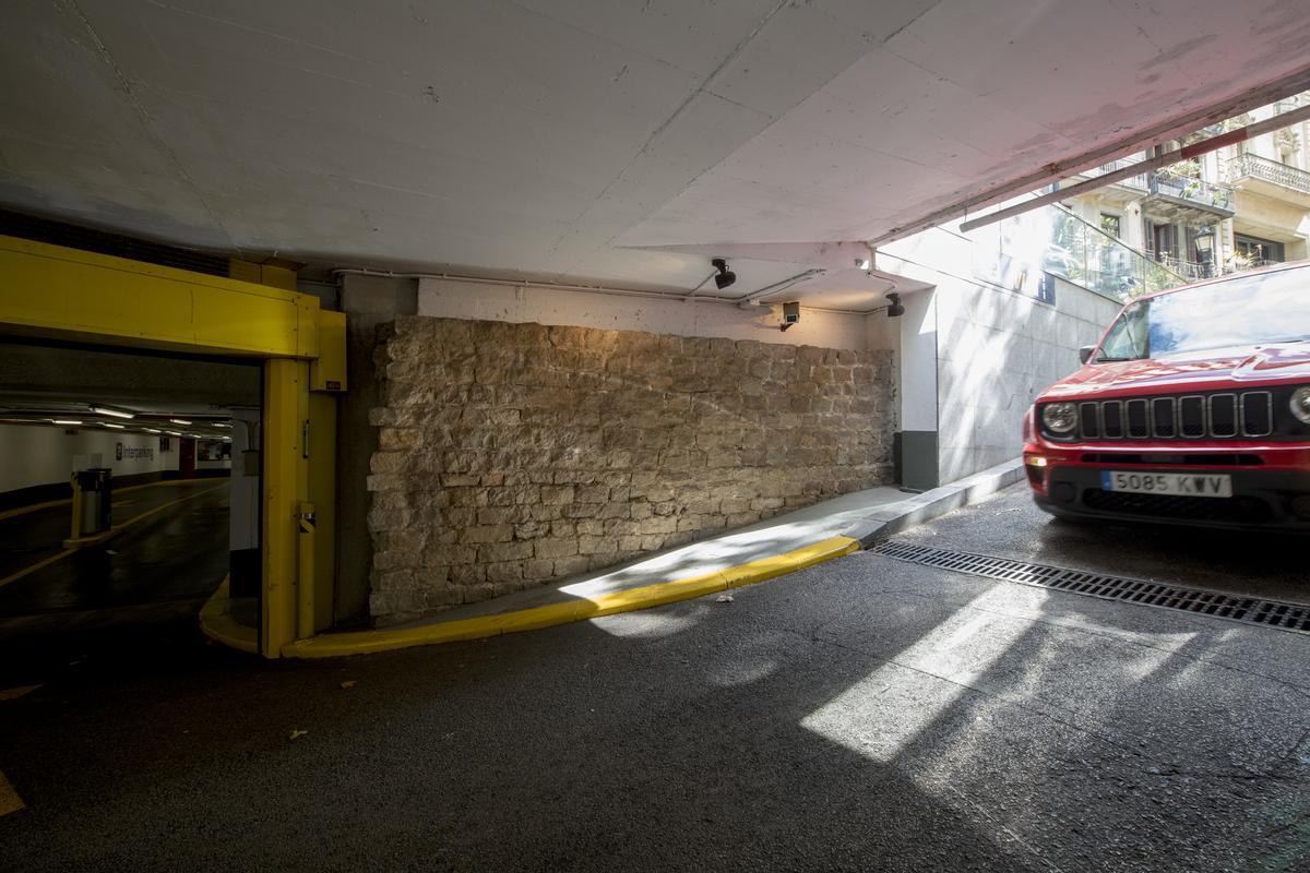 Muralla medieval ‘secreta’ en la rampa de acceso y salida del parking de la plaça del Teatre en La Rambla