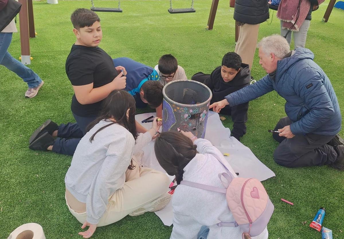 FOTOS | Alumnos de los colegios Cerro de Reyes y Pastor Sito pintan de violeta el barrio por el 8M