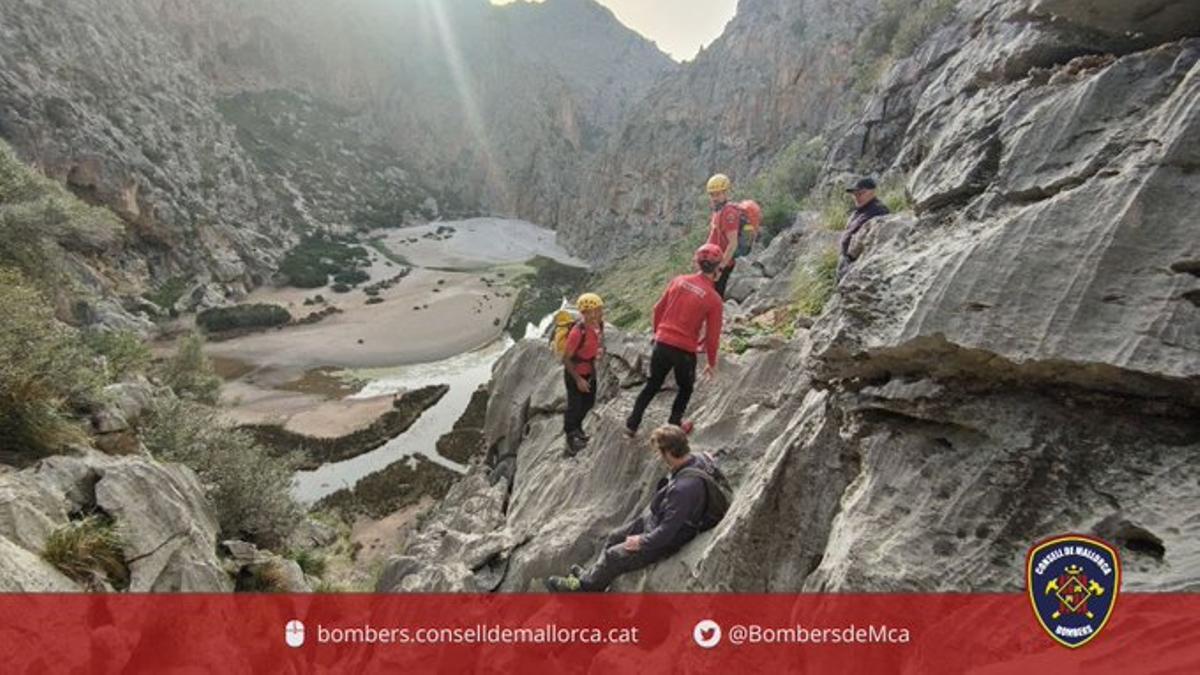 Los bomberos, junto a los dos excursionistas rescatados.