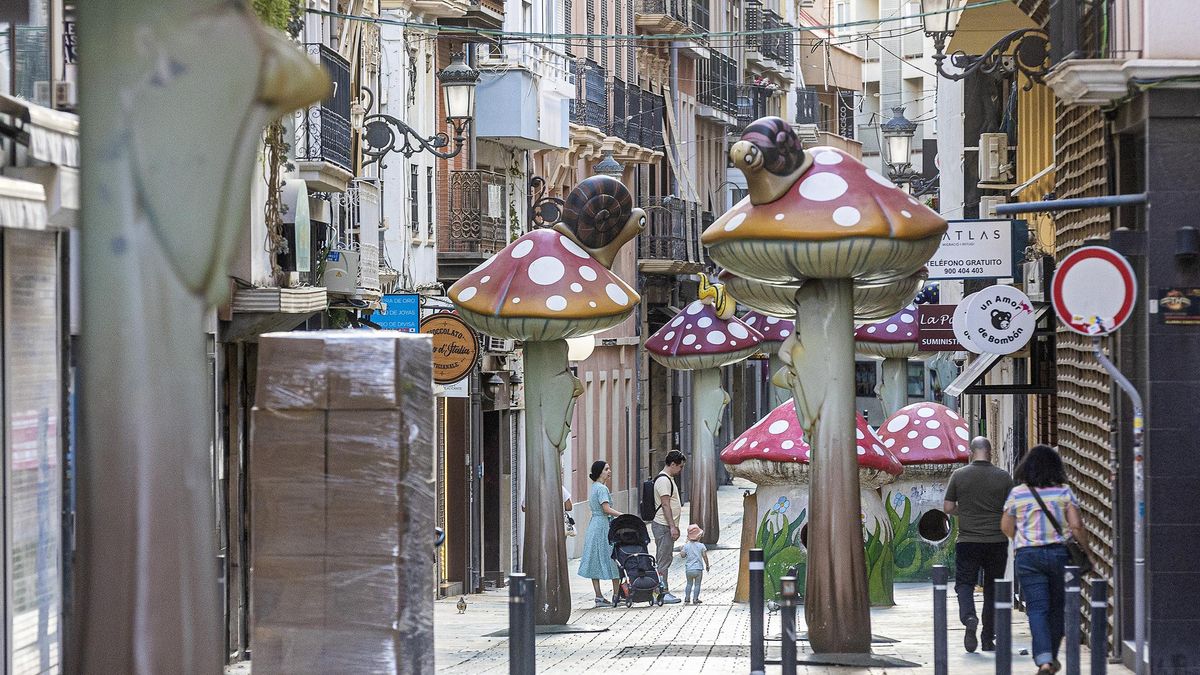 El Ayuntamiento de Alicante retira los juegos infantiles de la calle de Las Setas