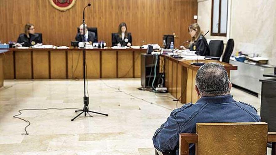 El acusado, ayer durante el juicio en la Audiencia de Palma.