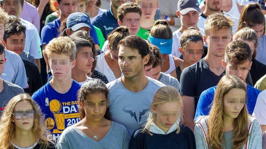 Nadal recuerda a las víctimas con un minuto de silencio en su academia