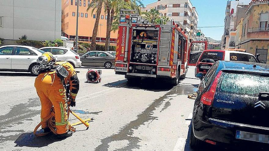 Rescatan a un discapacitado de un incendio en Elda