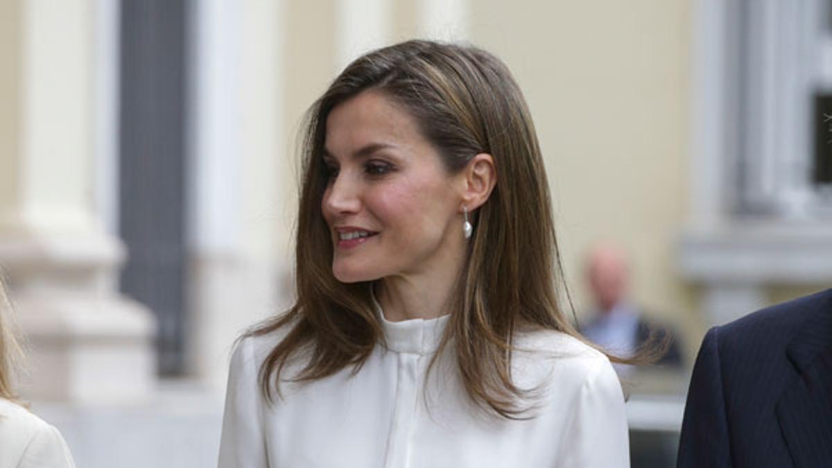 Letizia Ortiz con falda roja de Hugo Boss, camisa blanca y bolso rojo