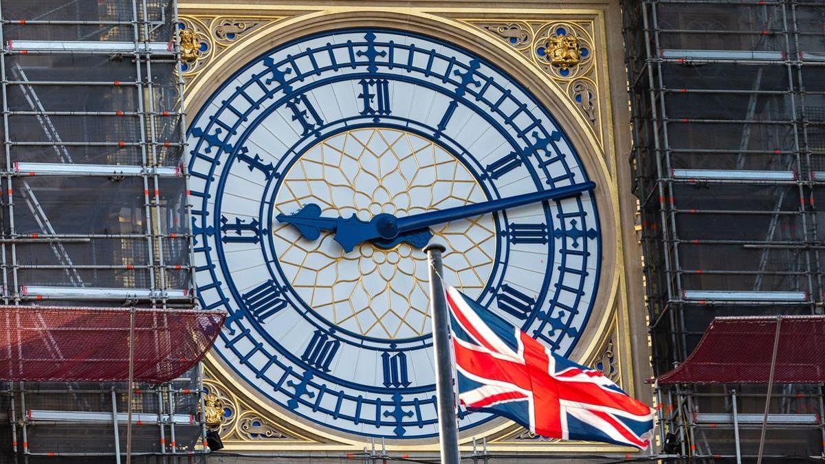 -FOTODELDIA- Londres (Reino Unido)  05 12 2020 - La bandera britanica ondea cerca del Big Ben en Westminster  Londres (Reino Unido) este sabado  Los negociadores britanicos y de la UE han pausado las negociaciones sobre el brexit  EFE VICKIE FLORES