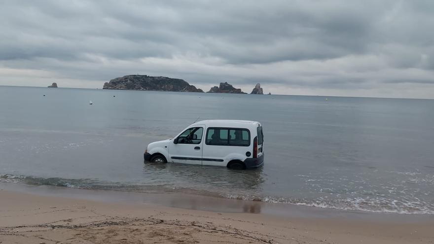 Apareix una furgoneta a dins de l&#039;aigua en una platja de l&#039;Estartit