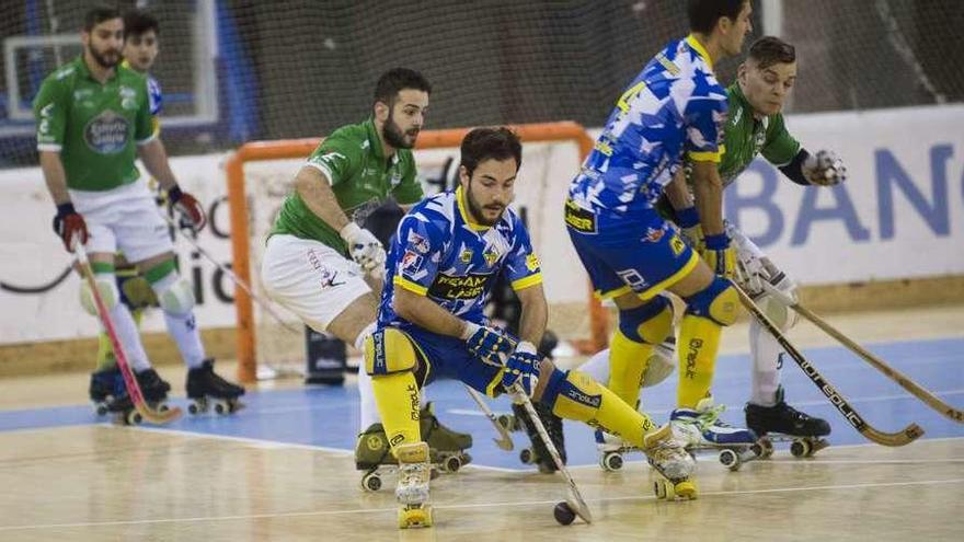 Torres y Carballeira defienden a dos jugadores del Caldes en el partido disputado en A Coruña.