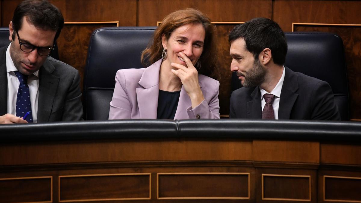 El ministro de Economía y Comercio, Carlos Cuerpo; la ministra de Sanidad, Mónica García y el ministro de Derechos Sociales, Consumo y Agenda 2030, Pablo Bustinduy, este miércoles en el Congreso.