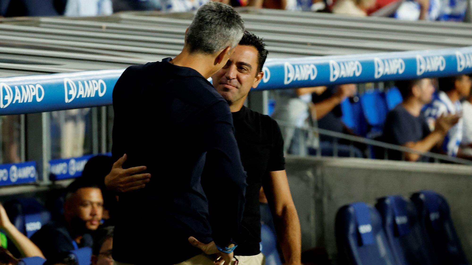 Imanol y Xavi se saludan antes del comienzo del partido.