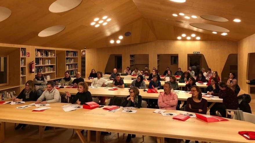 Un momento de la clase de ayer en la biblioteca municipal.