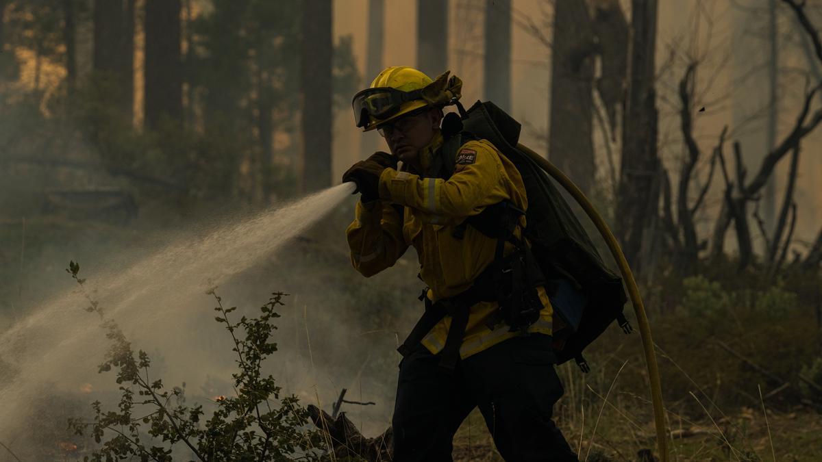Un bombero trabaja en el incendio que amenaza Yosemite.