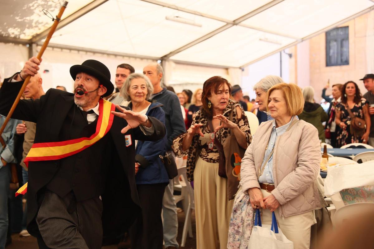 La lluvia no impide la multitudinaria comida en la calle de las fiestas del Oviedo Antiguo