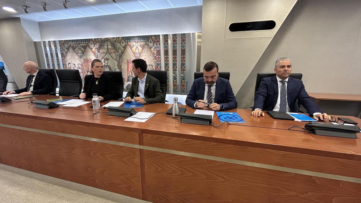 Los diputados de PP y Vox, Jesús Cano (d) y Antonio Martínez (i), este lunes en la Comisión del Trasvase.