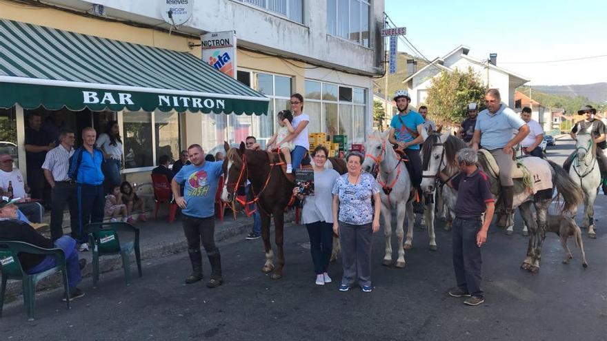 Cálida acogida vecinal a la I Peregrinación Cabalar de A Estrada por el Camiño dos Arrieiros