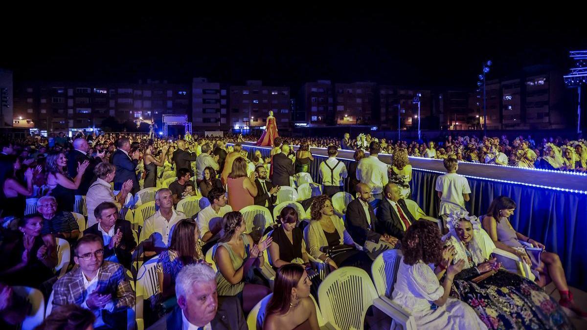 Espectadores en la plaza de la Ordana.