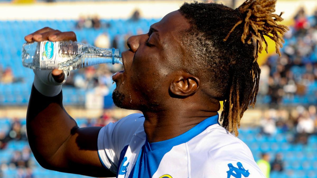 Bikoro bebe agua en el Rico Pérez
