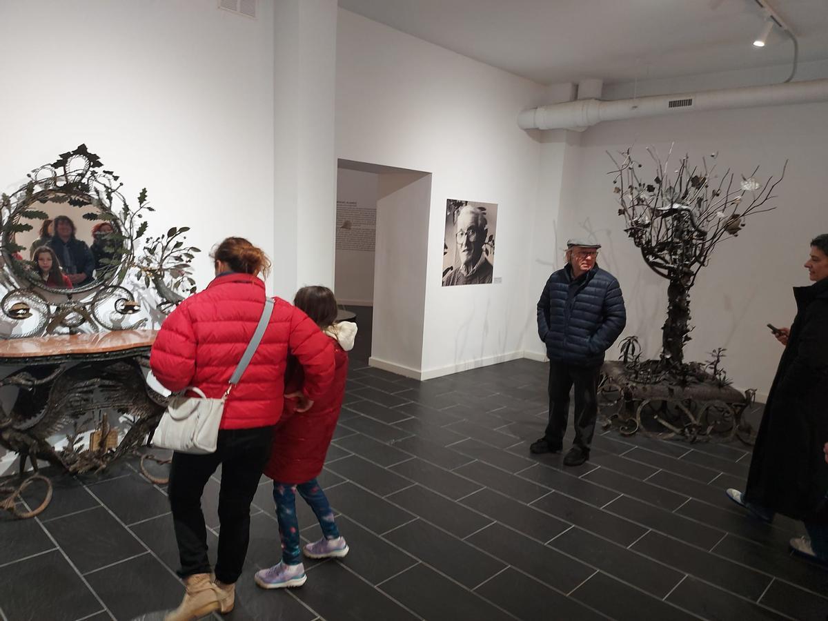 En imágenes: La primera visita guiada al "Universo Herminio", un éxito en La Caridad