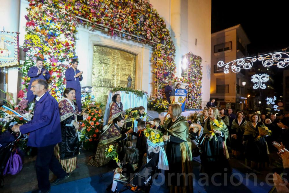 Festeros y devotos rinden culto a la patrona de Benidorm en la Ofrenda de Flores.