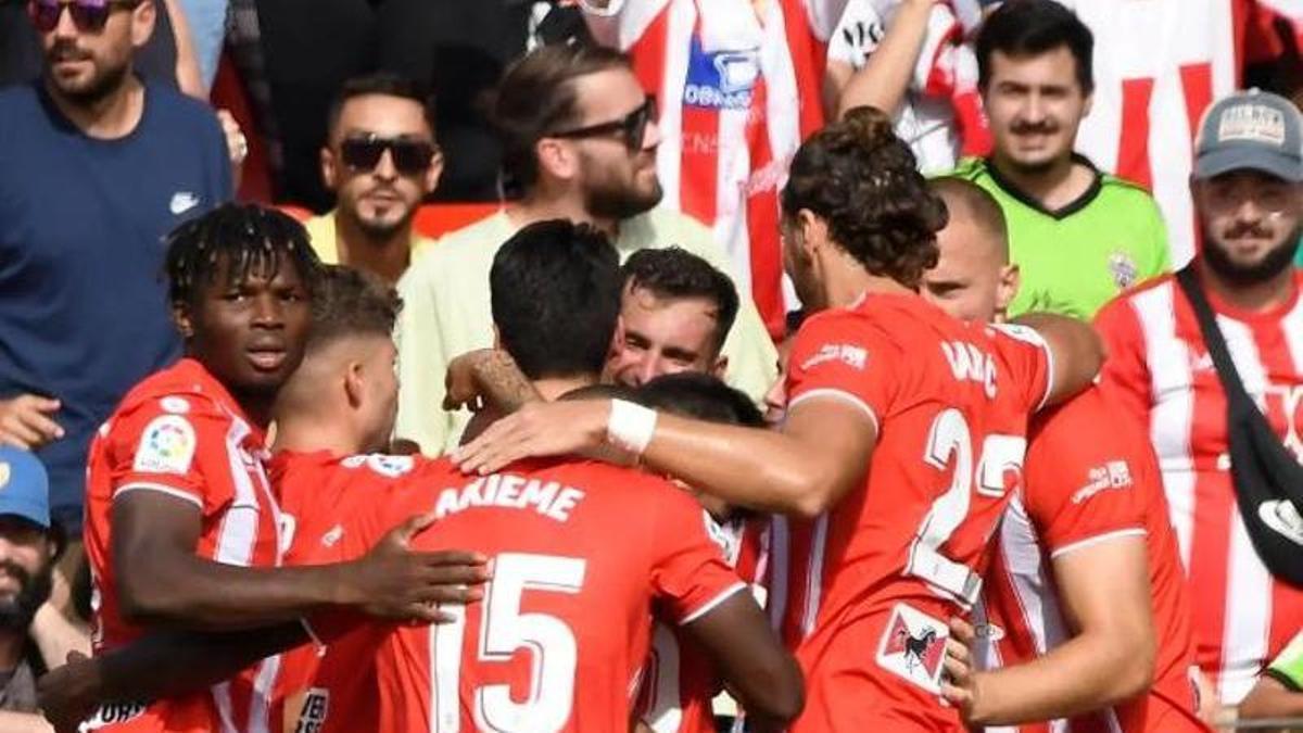 Los jugadores del Almería celebran uno de los goles